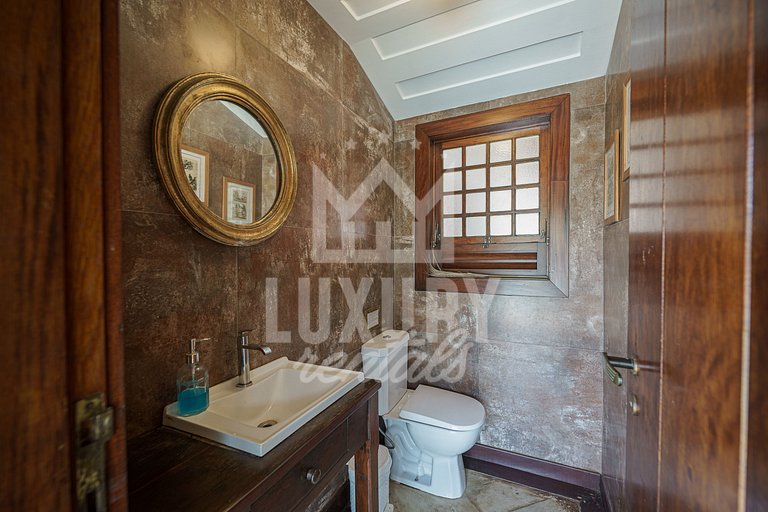 Mansão à beira-mar na Praia da Ferradura