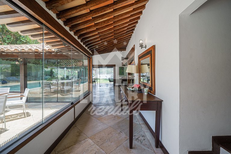 Mansão à beira-mar na Praia da Ferradura