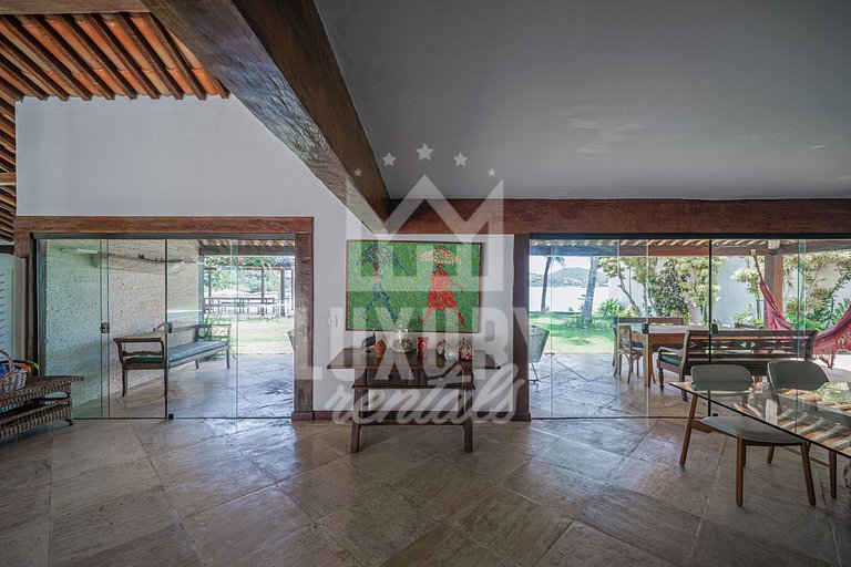 Mansão à beira-mar na Praia da Ferradura