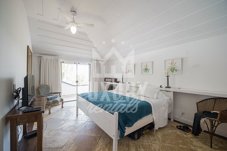 Mansão à beira-mar na Praia da Ferradura