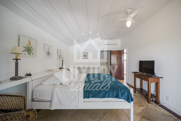 Mansão à beira-mar na Praia da Ferradura