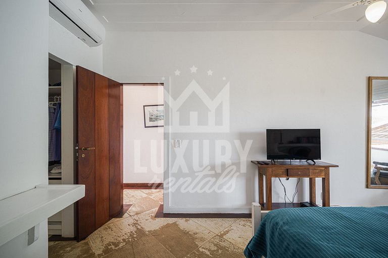 Mansão à beira-mar na Praia da Ferradura