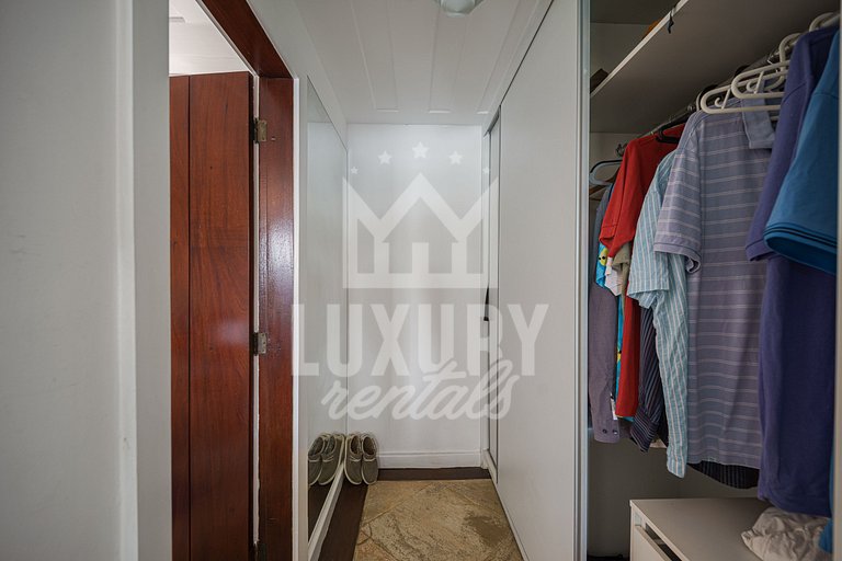 Mansão à beira-mar na Praia da Ferradura