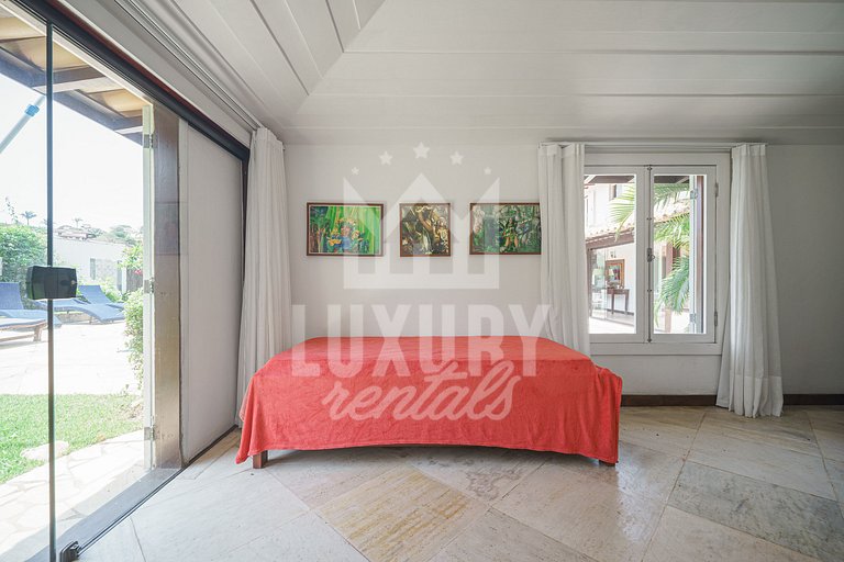 Mansão à beira-mar na Praia da Ferradura