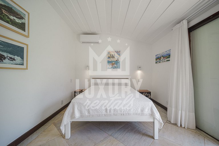 Mansão à beira-mar na Praia da Ferradura