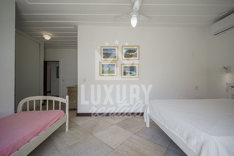 Mansão à beira-mar na Praia da Ferradura