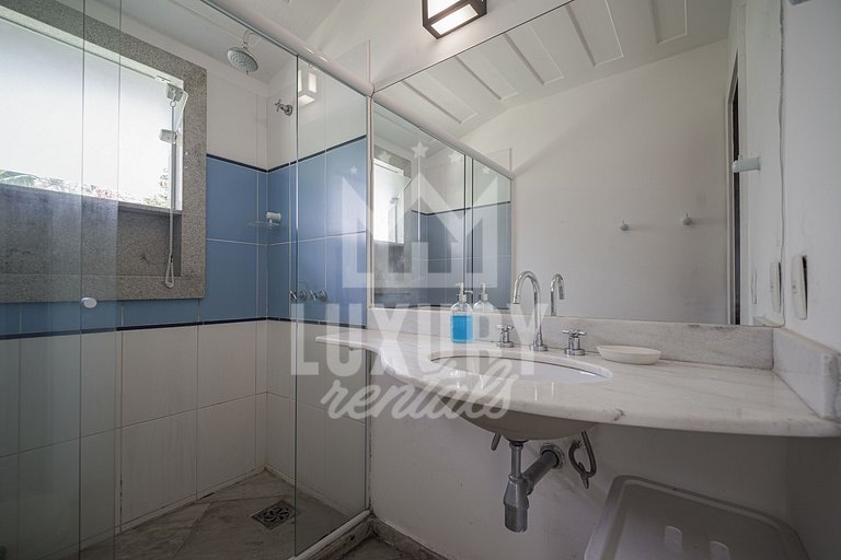 Mansão à beira-mar na Praia da Ferradura