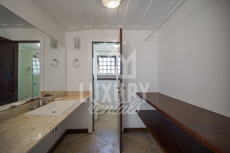 Mansão à beira-mar na Praia da Ferradura