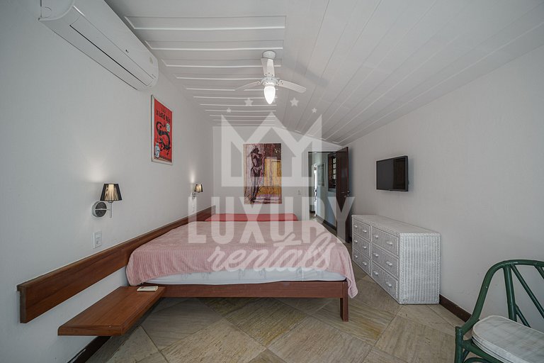 Mansão à beira-mar na Praia da Ferradura