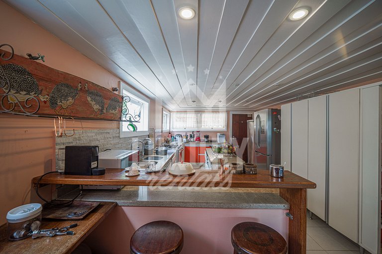 Mansão à beira-mar na Praia da Ferradura