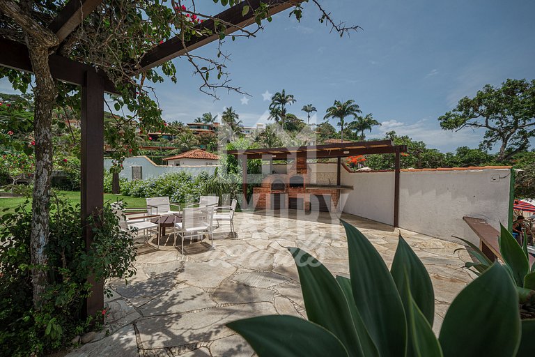 Mansão à beira-mar na Praia da Ferradura