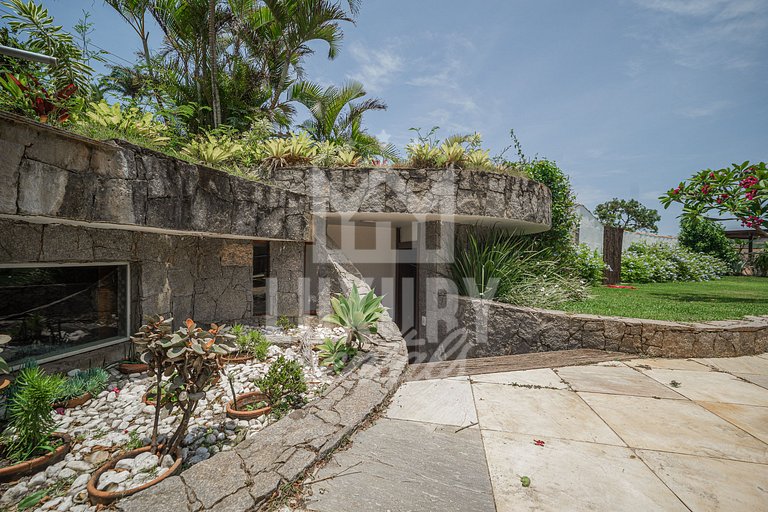 Mansão à beira-mar na Praia da Ferradura