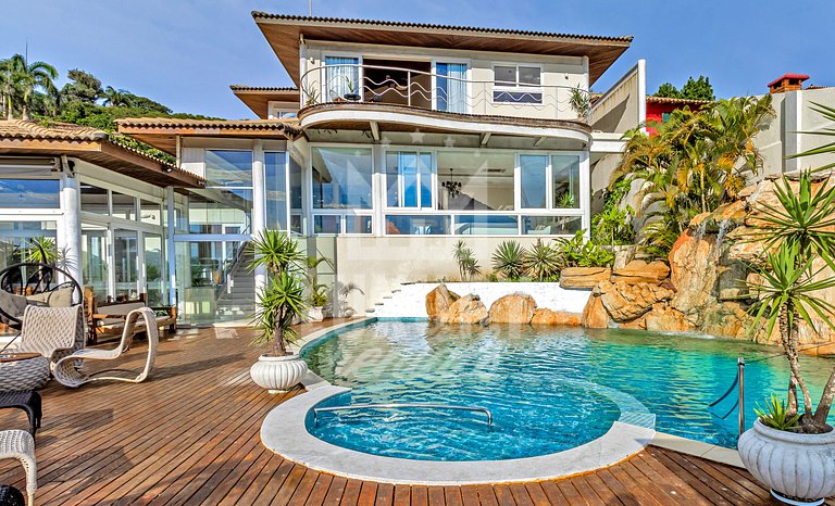 Mansão frente Praia Ferradura por Luxury Rentals