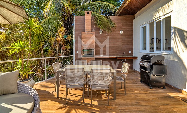 Mansão frente Praia Ferradura por Luxury Rentals