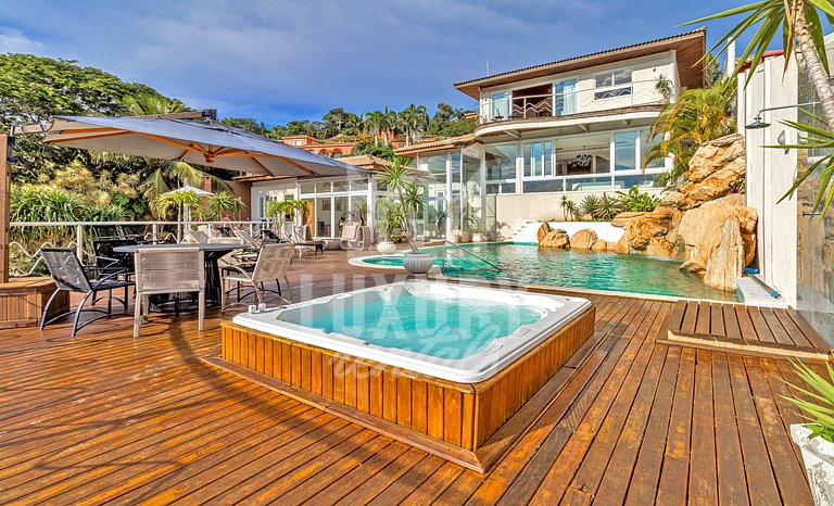 Mansão frente Praia Ferradura por Luxury Rentals