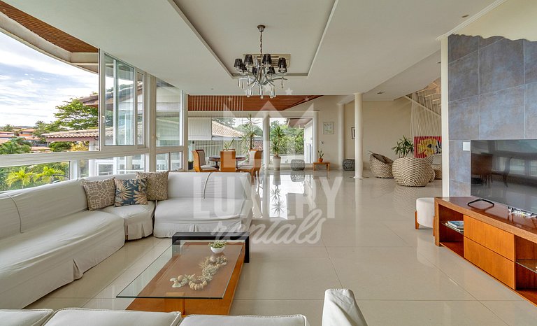 Mansão frente Praia Ferradura por Luxury Rentals