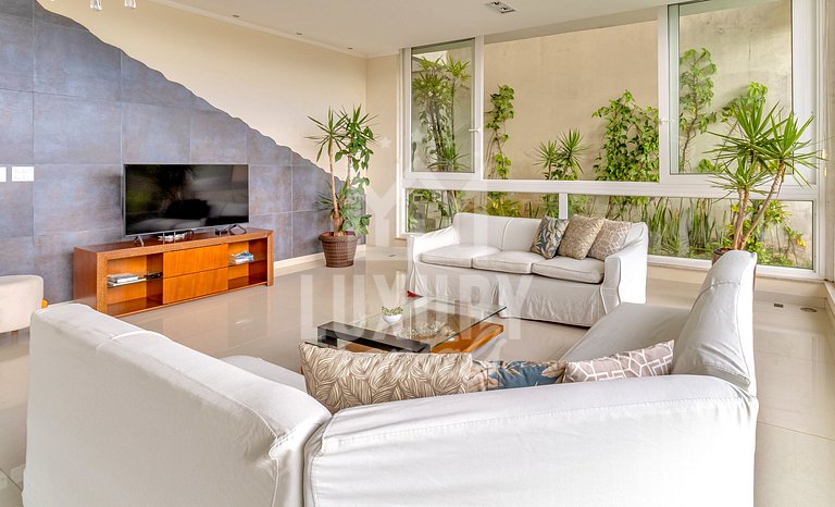 Mansão frente Praia Ferradura por Luxury Rentals