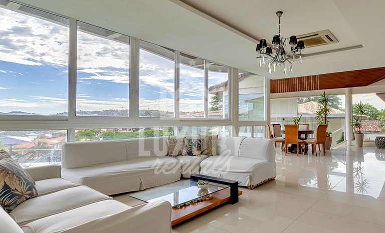 Mansão frente Praia Ferradura por Luxury Rentals