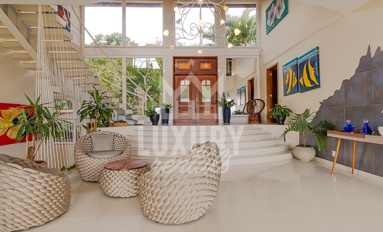 Mansão frente Praia Ferradura por Luxury Rentals