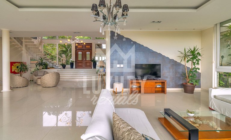 Mansão frente Praia Ferradura por Luxury Rentals