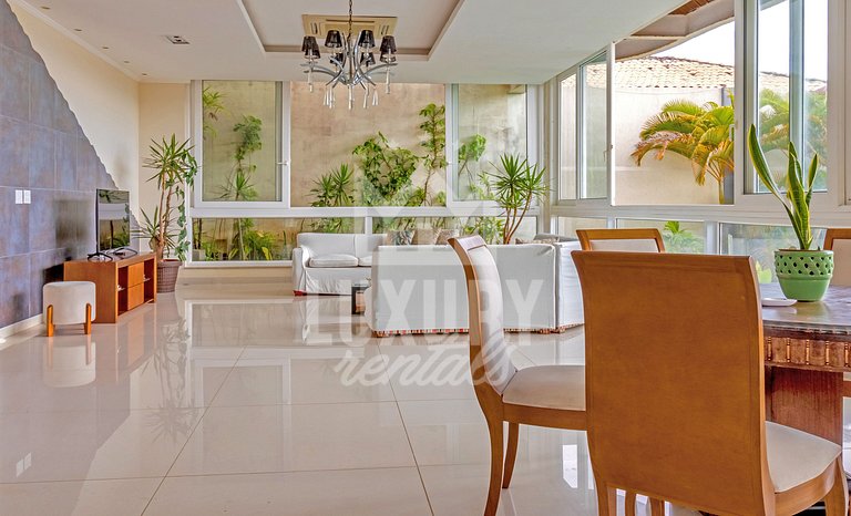 Mansão frente Praia Ferradura por Luxury Rentals