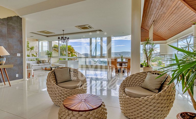 Mansão frente Praia Ferradura por Luxury Rentals