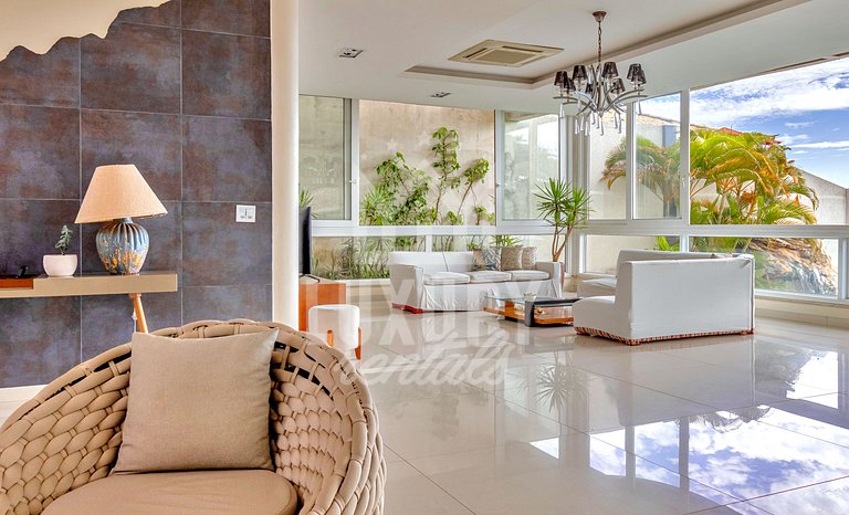 Mansão frente Praia Ferradura por Luxury Rentals