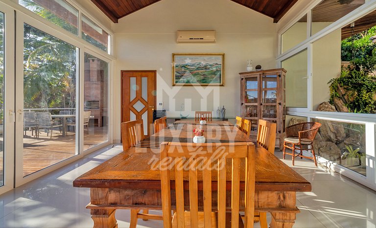 Mansão frente Praia Ferradura por Luxury Rentals