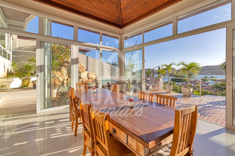 Mansão frente Praia Ferradura por Luxury Rentals