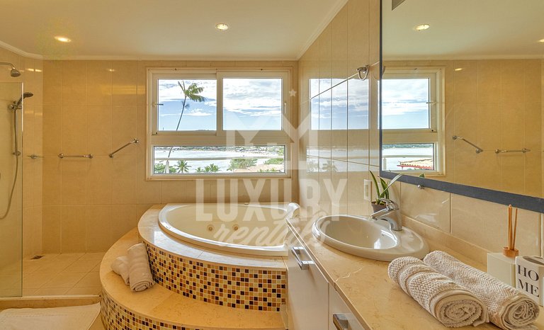 Mansão frente Praia Ferradura por Luxury Rentals