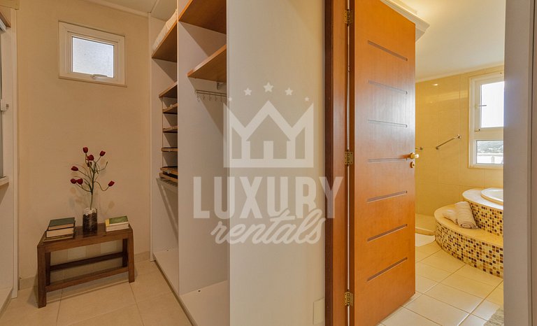 Mansão frente Praia Ferradura por Luxury Rentals