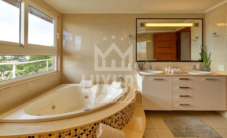 Mansão frente Praia Ferradura por Luxury Rentals