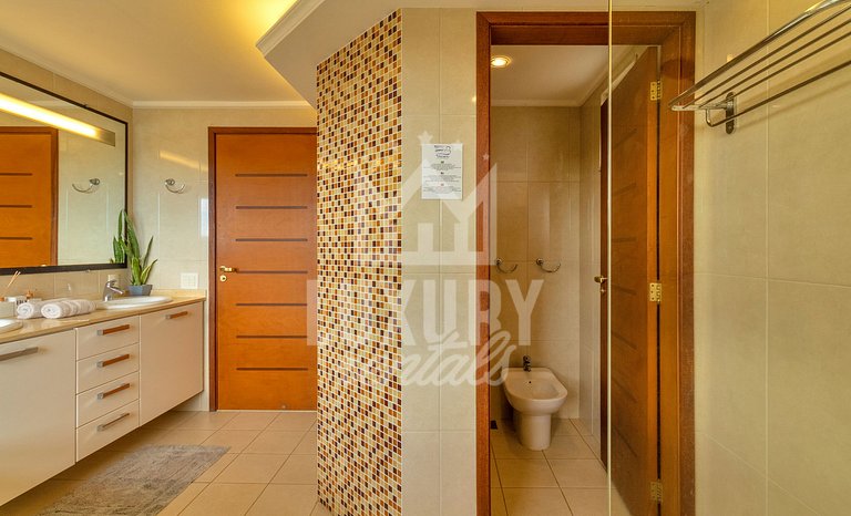 Mansão frente Praia Ferradura por Luxury Rentals