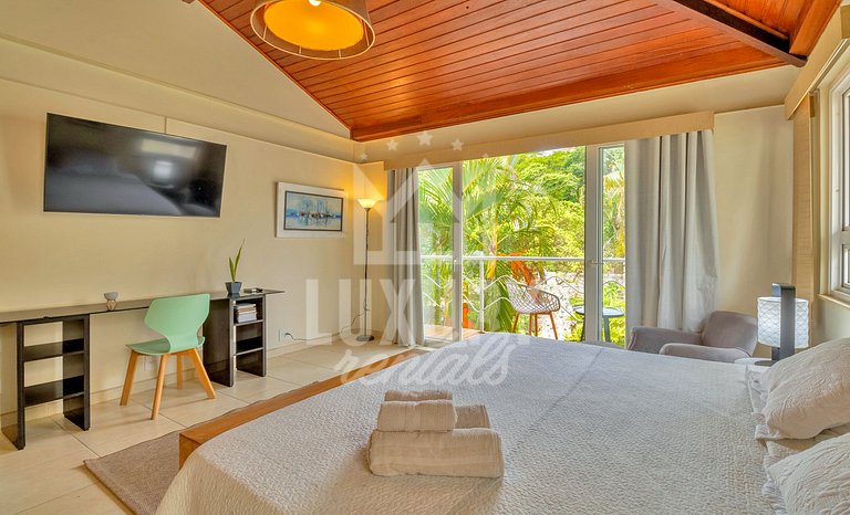 Mansão frente Praia Ferradura por Luxury Rentals