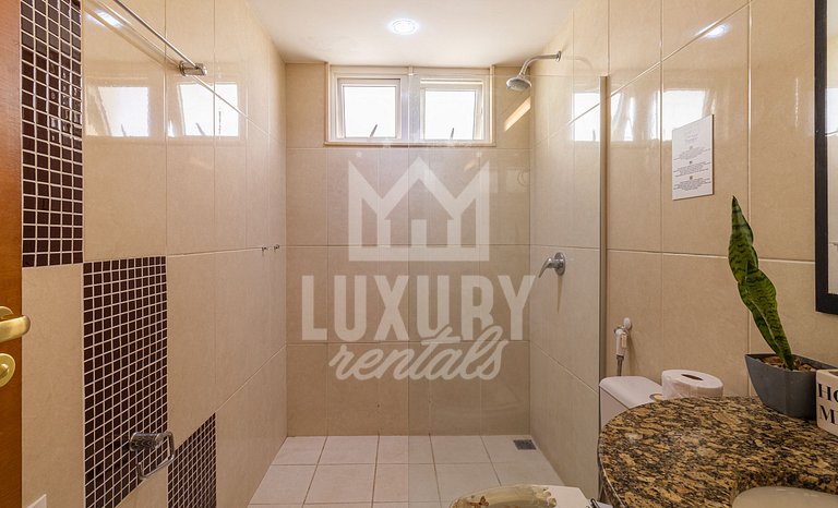 Mansão frente Praia Ferradura por Luxury Rentals