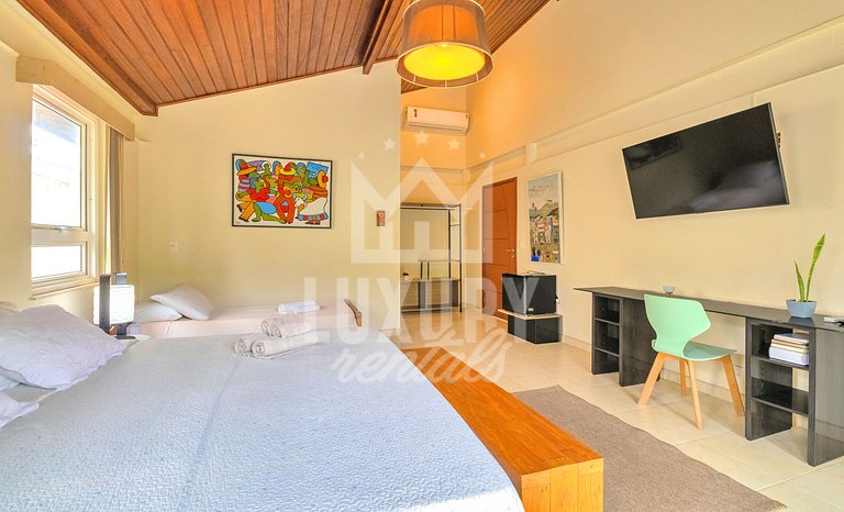 Mansão frente Praia Ferradura por Luxury Rentals