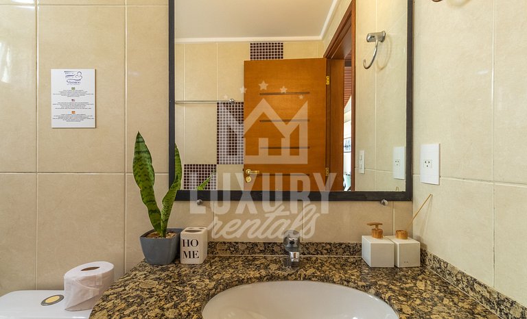 Mansão frente Praia Ferradura por Luxury Rentals