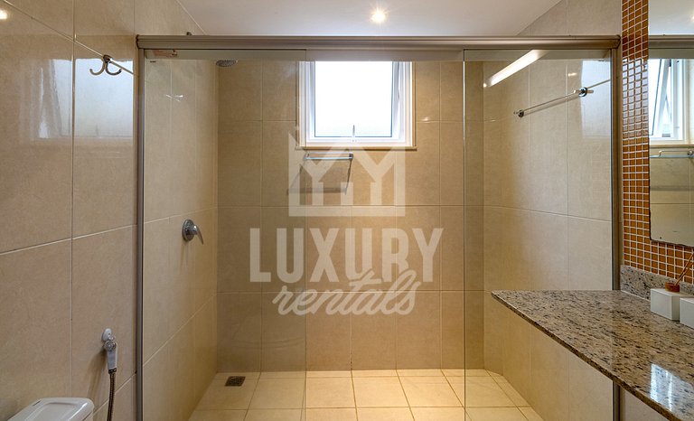 Mansão frente Praia Ferradura por Luxury Rentals