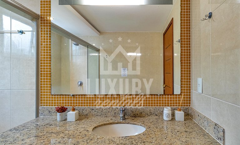 Mansão frente Praia Ferradura por Luxury Rentals