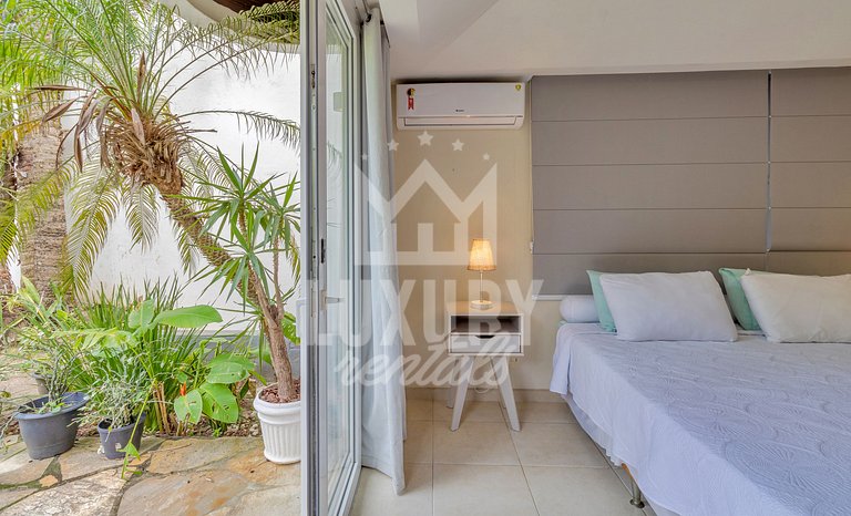 Mansão frente Praia Ferradura por Luxury Rentals