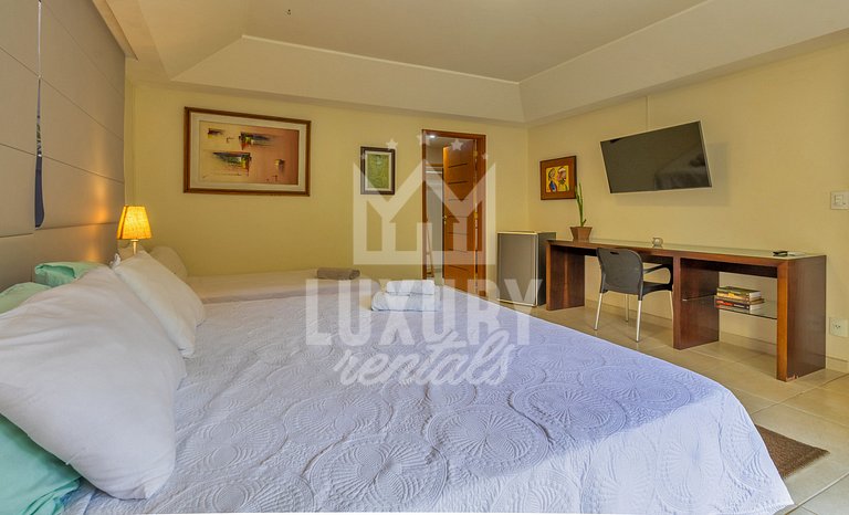 Mansão frente Praia Ferradura por Luxury Rentals