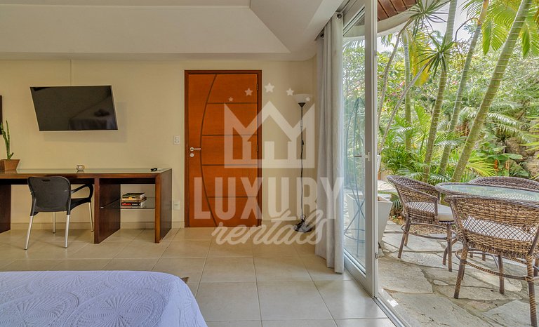 Mansão frente Praia Ferradura por Luxury Rentals