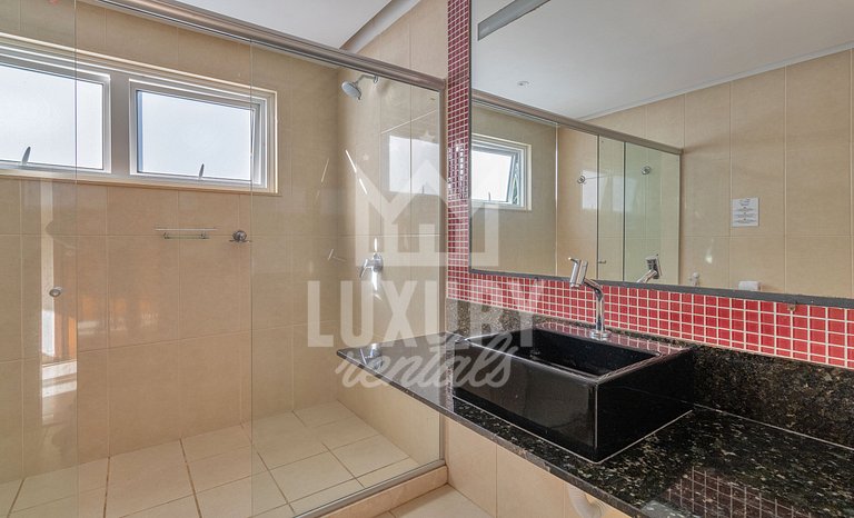 Mansão frente Praia Ferradura por Luxury Rentals