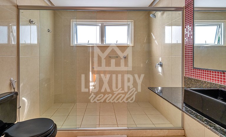 Mansão frente Praia Ferradura por Luxury Rentals