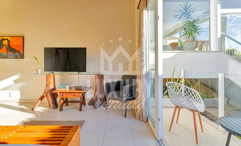 Mansão frente Praia Ferradura por Luxury Rentals