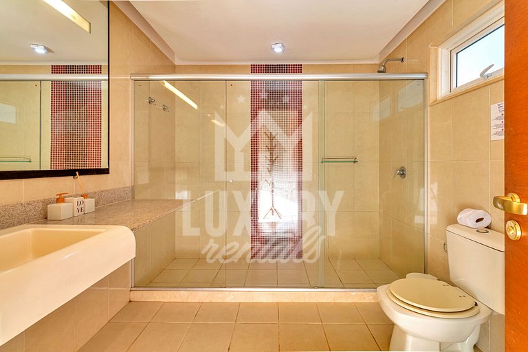 Mansão frente Praia Ferradura por Luxury Rentals