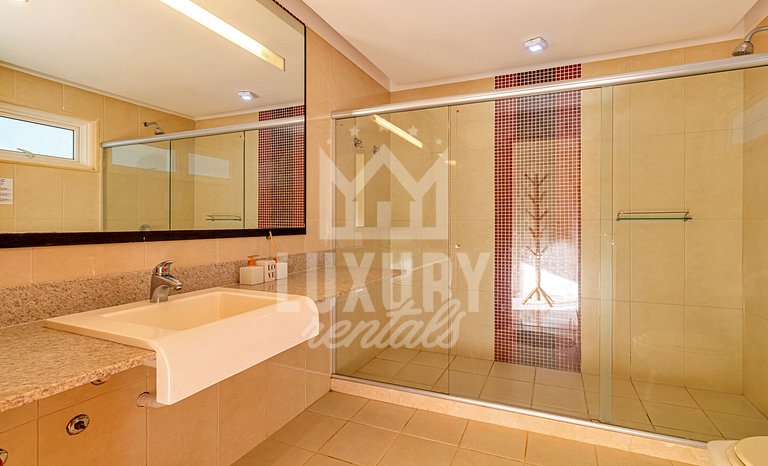 Mansão frente Praia Ferradura por Luxury Rentals