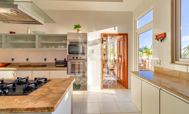 Mansão frente Praia Ferradura por Luxury Rentals