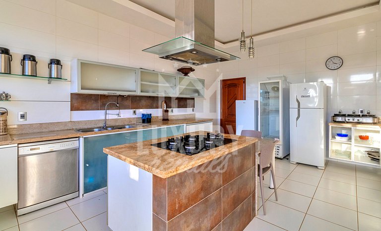 Mansão frente Praia Ferradura por Luxury Rentals