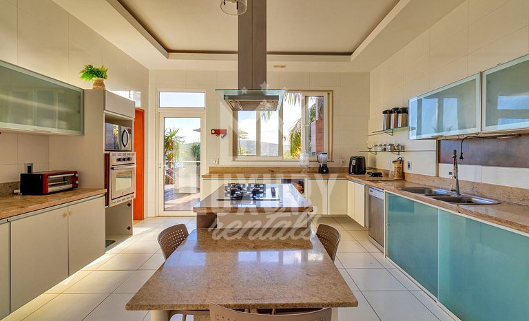 Mansão frente Praia Ferradura por Luxury Rentals